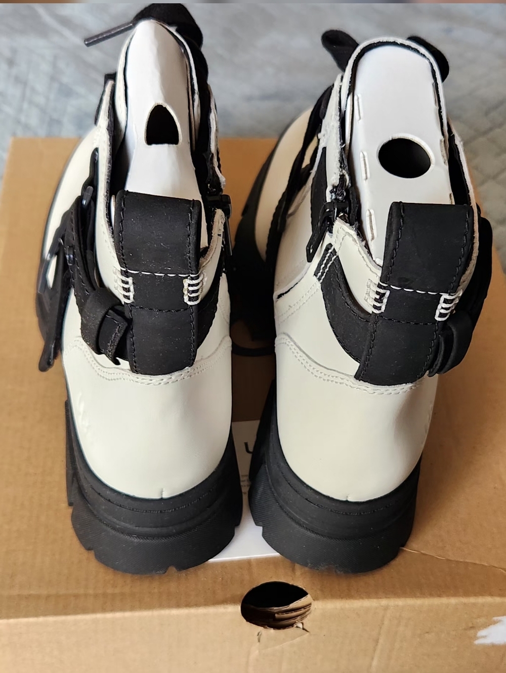 NEW. UGG Leather White and Black Lace-Up Combat Boots. 8.5 Women's. NIB. - Picture 6 of 13